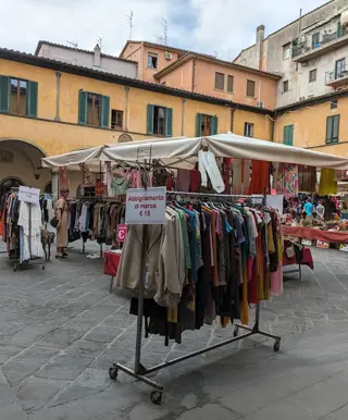 Besuche einen italienischen Flohmarkt